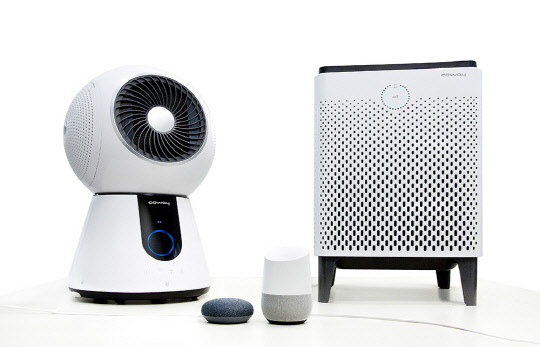 코웨이는 공기청정기에 구글 어시스턴트 기반 AI(인공지능) 스피커 '구글 홈'을 연동해 한국어 음성으로 제품을 사용할 수 있는 서비스를 선보인다고 20일 밝혔다. 사진은 코웨이 공기청정기 제품과 구글 홈. <코웨이 제공>